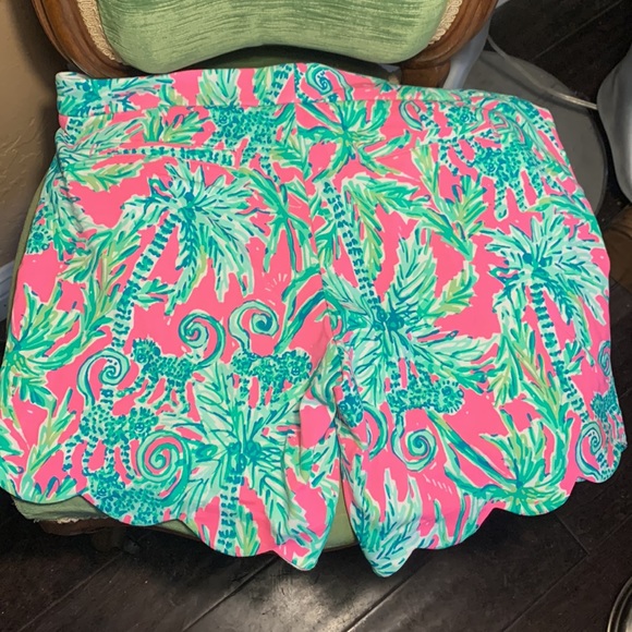 Lilly Pulitzer Green and Pink Palm Tree Print Scallop Shorts. SZ 10 - Picture 4 of 4